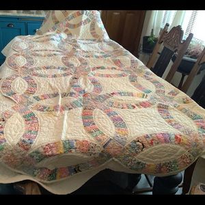 Beautiful wedding ring quilt. 80”x 94”